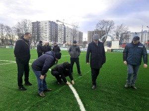 На муниципальном стадионе в Унгенах установлен новый синтетический газон (фото)