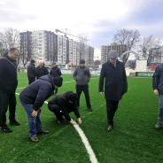 На муниципальном стадионе в Унгенах установлен новый синтетический газон (фото)