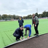 La stadionul Municipal din Ungheni au început lucrările de montare a noului gazon sintetic (foto)